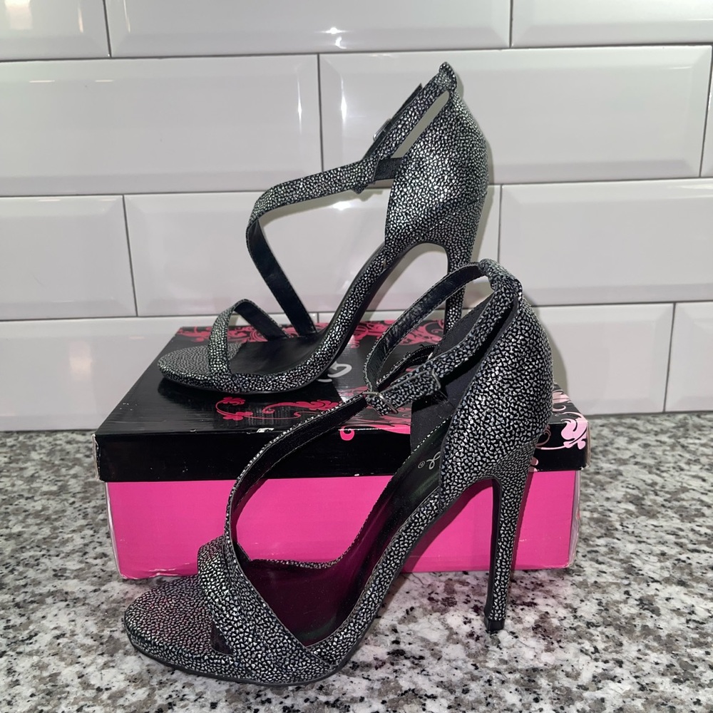 Like New W/ Box Qupid Size 8 Heels